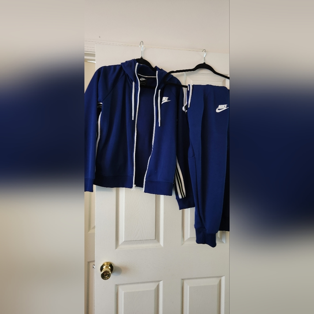NIKE SWEATSUIT